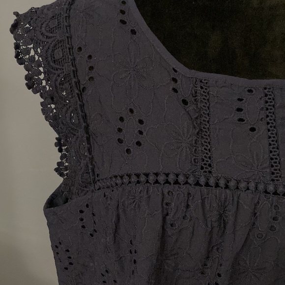 Navy Eyelet Sleeveless blouse - Picture 3 of 5